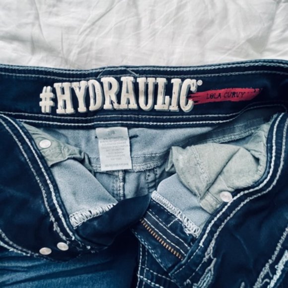 Hydraulic Lola Curvy Jean Shorts - Picture 4 of 7